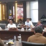 Anggota Fraksi Golkar DPRD DKI Jakarta, Sardi Wahab (tengah) saat rapat Komisi D.(foto dok ipol.id)