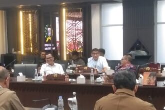 Anggota Fraksi Golkar DPRD DKI Jakarta, Sardi Wahab (tengah) saat rapat Komisi D.(foto dok ipol.id)
