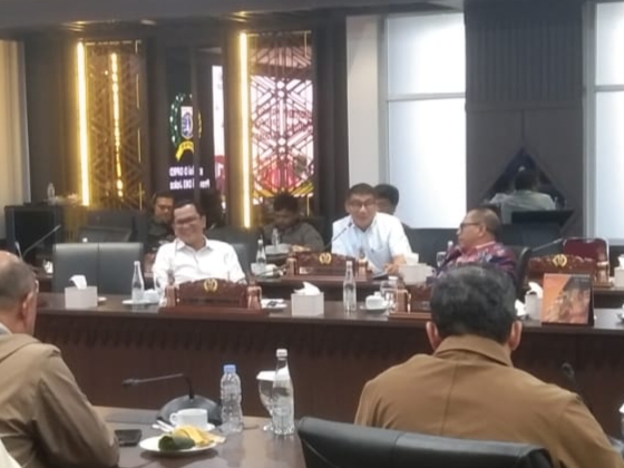 Anggota Fraksi Golkar DPRD DKI Jakarta, Sardi Wahab (tengah) saat rapat Komisi D.(foto dok ipol.id)