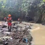 Hujan deras picu luapan sungai di Tabanan, Bali. Rumah warga ambruk, ibu dan anak balita hilang terseret arus. Pencarian terus dilakukan oleh tim SAR gabungan. Foto: Tangkap layar TikTok @kabarbali.id