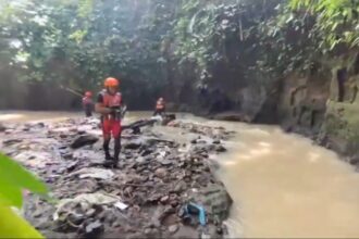 Hujan deras picu luapan sungai di Tabanan, Bali. Rumah warga ambruk, ibu dan anak balita hilang terseret arus. Pencarian terus dilakukan oleh tim SAR gabungan. Foto: Tangkap layar TikTok @kabarbali.id