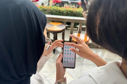 Ilustrasi masyarakat tengah mengakses Aplikasi PLN Mobile untuk menambah daya listrik untuk usahanya. Foto: Dok PLN