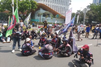 Unjuk rasa sebelumnya digelar Aliansi Pengemudi Online Bersatu (APOB) pada 10 September 2025, serta rangkaian perjuangan telah dimulai sejak 27 Februari 2025. APOB kali pertama mendatangi Istana Negara Jakarta untuk meminta perlindungan negara terhadap pekerja platform digital. Foto: Ist