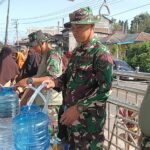 TNI menyalurkan kendaraan Reverse Osmosis (RO) untuk memenuhi kebutuhan air bersih warga di pengungsian maupun desa terdampak banjir dan longsor di Kabupaten Aceh Tengah di Desa Paya Jeget, Kecamatan Pegasing, Jumat (23/1/2026). Foto: Dispenad