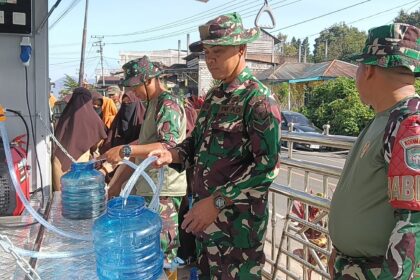 TNI menyalurkan kendaraan Reverse Osmosis (RO) untuk memenuhi kebutuhan air bersih warga di pengungsian maupun desa terdampak banjir dan longsor di Kabupaten Aceh Tengah di Desa Paya Jeget, Kecamatan Pegasing, Jumat (23/1/2026). Foto: Dispenad