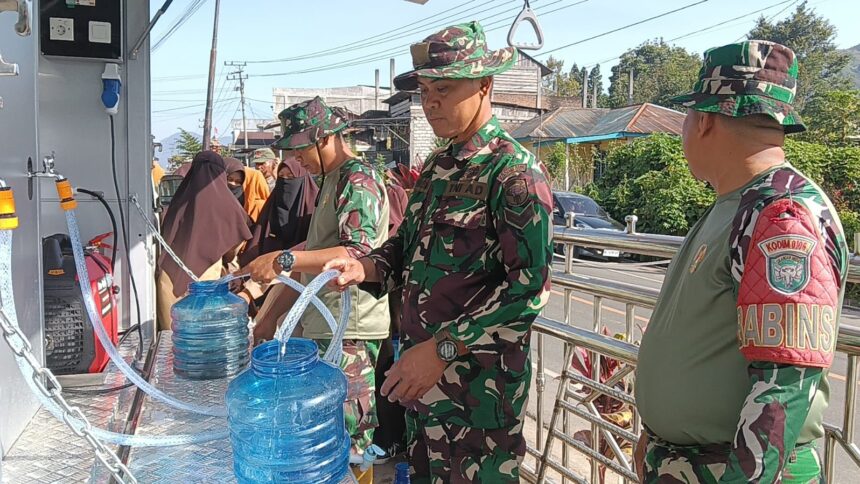 TNI menyalurkan kendaraan Reverse Osmosis (RO) untuk memenuhi kebutuhan air bersih warga di pengungsian maupun desa terdampak banjir dan longsor di Kabupaten Aceh Tengah di Desa Paya Jeget, Kecamatan Pegasing, Jumat (23/1/2026). Foto: Dispenad