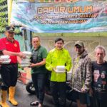 Kapolsek Pesanggrahan, Kompol Seala Syah Alam dan jajaran, door to door menyalurkan ratusan nasi bungkus kepada warga terdampak banjir di Jalan Swadarma Utara, RT.006/01, Kelurahan Ulujami, Kecamatan Pesanggrahan, Jakarta Selatan, Jumat (23/1/2026). Foto: Ist