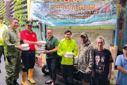 Kapolsek Pesanggrahan, Kompol Seala Syah Alam dan jajaran, door to door menyalurkan ratusan nasi bungkus kepada warga terdampak banjir di Jalan Swadarma Utara, RT.006/01, Kelurahan Ulujami, Kecamatan Pesanggrahan, Jakarta Selatan, Jumat (23/1/2026). Foto: Ist