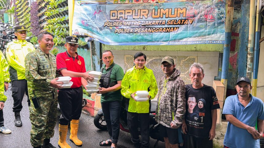 Kapolsek Pesanggrahan, Kompol Seala Syah Alam dan jajaran, door to door menyalurkan ratusan nasi bungkus kepada warga terdampak banjir di Jalan Swadarma Utara, RT.006/01, Kelurahan Ulujami, Kecamatan Pesanggrahan, Jakarta Selatan, Jumat (23/1/2026). Foto: Ist