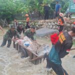 Kodam Jaya bersama Babinsa, masyarakat setempat, serta unsur terkait lainnya bahu-membahu melaksanakan penanganan tanggul sungai yang jebol di Desa Pantai Bakti, Kecamatan Muara Gembong, Kabupaten Bekasi. Foto: Pendam Jaya