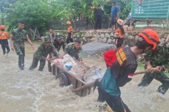 Kodam Jaya bersama Babinsa, masyarakat setempat, serta unsur terkait lainnya bahu-membahu melaksanakan penanganan tanggul sungai yang jebol di Desa Pantai Bakti, Kecamatan Muara Gembong, Kabupaten Bekasi. Foto: Pendam Jaya