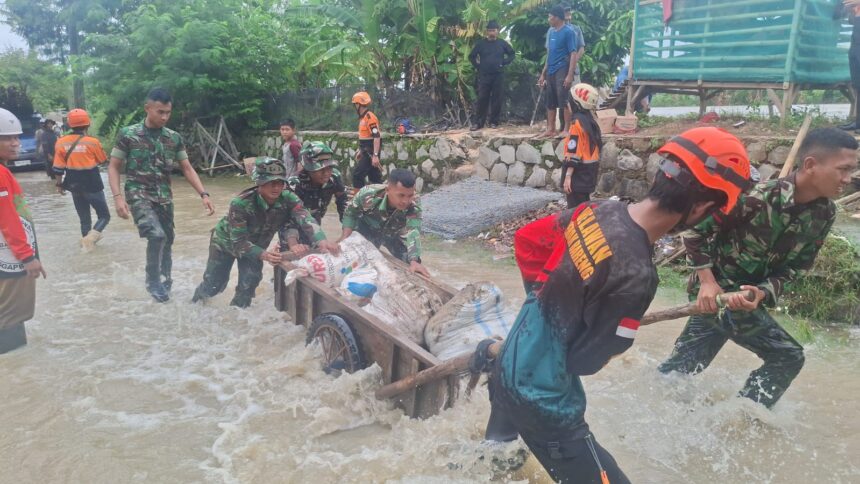Kodam Jaya bersama Babinsa, masyarakat setempat, serta unsur terkait lainnya bahu-membahu melaksanakan penanganan tanggul sungai yang jebol di Desa Pantai Bakti, Kecamatan Muara Gembong, Kabupaten Bekasi. Foto: Pendam Jaya