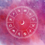 Ilustrasi, Lingkaran astrologi Barat dengan 12 tanda zodiak dengan latar belakang ruang berwarna-warni yang penuh bintang: Foto: Istock @sudarat bunloet