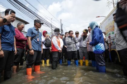 Gubernur DKI Jakarta, Pramono Anung saat meninjau lokasi banjir. Foto: Ist