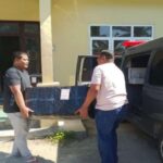 Sejumlah personel Polri saat menyalurkan bantuan kesehatan berupa obat-obatan, bahan medis habis pakai (BMHP), alat kesehatan, serta vaksin tetanus kepada jajaran kepolisian di wilayah barat Provinsi Aceh, Minggu (25/1/2026). Foto: Ist