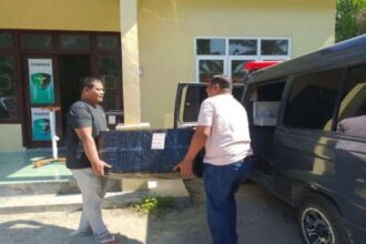 Sejumlah personel Polri saat menyalurkan bantuan kesehatan berupa obat-obatan, bahan medis habis pakai (BMHP), alat kesehatan, serta vaksin tetanus kepada jajaran kepolisian di wilayah barat Provinsi Aceh, Minggu (25/1/2026). Foto: Ist