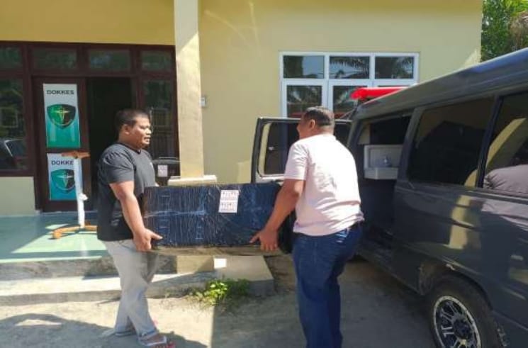 Sejumlah personel Polri saat menyalurkan bantuan kesehatan berupa obat-obatan, bahan medis habis pakai (BMHP), alat kesehatan, serta vaksin tetanus kepada jajaran kepolisian di wilayah barat Provinsi Aceh, Minggu (25/1/2026). Foto: Ist