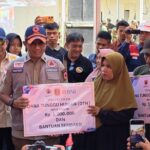 Penyerahan kunci Hunian Sementara (Huntara) dan Dana Tunggu Hunian (DTH) dilakukan langsung oleh Kepala BNPB, Suharyanto, Menko PMK Prstikno dan Mendagri Tito Karnavian di Kabupaten Agam, Sumatra Barat, Sabtu (24/1/2026). Foto: Ist