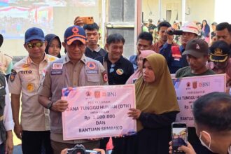 Penyerahan kunci Hunian Sementara (Huntara) dan Dana Tunggu Hunian (DTH) dilakukan langsung oleh Kepala BNPB, Suharyanto, Menko PMK Prstikno dan Mendagri Tito Karnavian di Kabupaten Agam, Sumatra Barat, Sabtu (24/1/2026). Foto: Ist