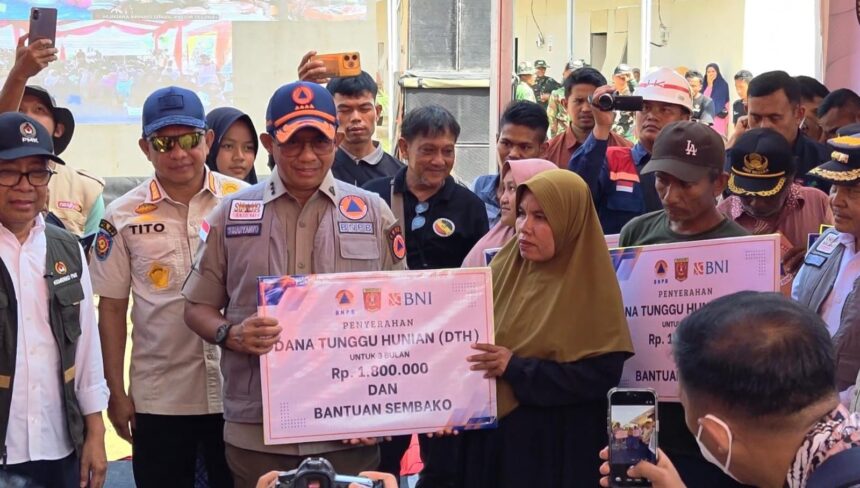 Penyerahan kunci Hunian Sementara (Huntara) dan Dana Tunggu Hunian (DTH) dilakukan langsung oleh Kepala BNPB, Suharyanto, Menko PMK Prstikno dan Mendagri Tito Karnavian di Kabupaten Agam, Sumatra Barat, Sabtu (24/1/2026). Foto: Ist