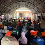 Kepala BNPB Suharyanto dan jajaran dalam rapat koordinasi penanganan bencana tanah longsor di Kantor Desa Pasirlangu, Kecamatam Cisarua, Bandung Barat, Jawa Barat, Minggu (25/1/2026). Foto: Ist