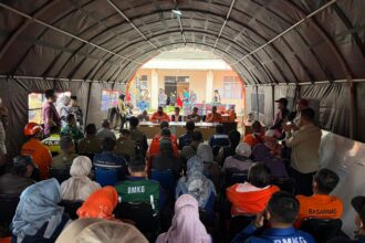 Kepala BNPB Suharyanto dan jajaran dalam rapat koordinasi penanganan bencana tanah longsor di Kantor Desa Pasirlangu, Kecamatam Cisarua, Bandung Barat, Jawa Barat, Minggu (25/1/2026). Foto: Ist