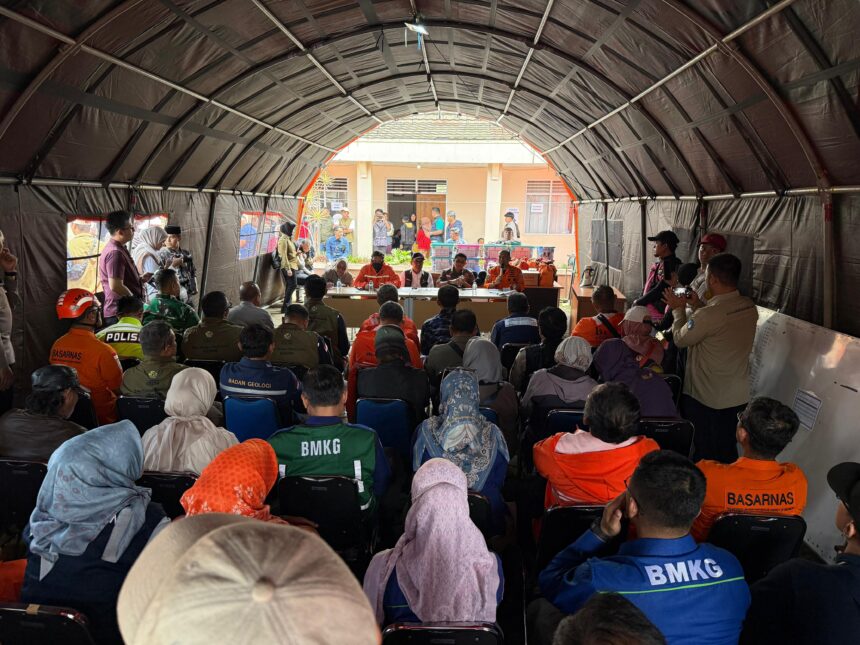 Kepala BNPB Suharyanto dan jajaran dalam rapat koordinasi penanganan bencana tanah longsor di Kantor Desa Pasirlangu, Kecamatam Cisarua, Bandung Barat, Jawa Barat, Minggu (25/1/2026). Foto: Ist