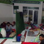 Suasana pengungsian warga terdampak banjir di Jalan Dewi Sartika, Kalibata, Kramat Jati, Jakarta Timur, Sabtu (24/1/2026) malam. Foto: Ist