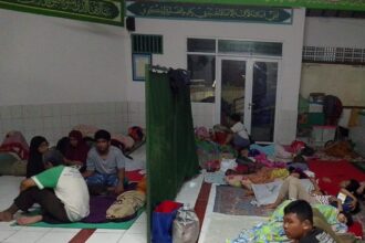 Suasana pengungsian warga terdampak banjir di Jalan Dewi Sartika, Kalibata, Kramat Jati, Jakarta Timur, Sabtu (24/1/2026) malam. Foto: Ist