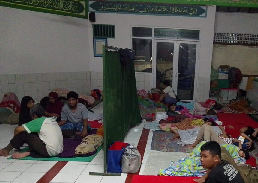 Suasana pengungsian warga terdampak banjir di Jalan Dewi Sartika, Kalibata, Kramat Jati, Jakarta Timur, Sabtu (24/1/2026) malam. Foto: Ist