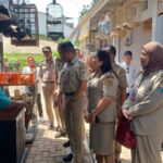 Wali Kota Jakarta Selatan, M Anwar, didampingi Seko Jaksel, Mukhlisin, Kepala Dinas Perindustrian, Perdagangan, Koperasi, Usaha Kecil dan Menengah (PPKUKM) DKI Jakarta, Elisabeth Ratu Rante Allo, Kasudin PPKUKM Jakarta Selatan, Djaharuddin, Camat Jagakarsa, Satia, Lurah Lenteng Agung, Abdul Haris, dan puluhan staf Aparatur Sipil Negara (ASN), saat mengunjungi kios pedagang unggas di Blok A Teras Lenteng Agung (LA), Lenteng Agung, Jagakarsa, Jakarta Selatan, Senin (26/1/2026) siang. Foto: Joesvicar Iqbal/ipol.id