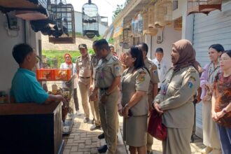 Wali Kota Jakarta Selatan, M Anwar, didampingi Seko Jaksel, Mukhlisin, Kepala Dinas Perindustrian, Perdagangan, Koperasi, Usaha Kecil dan Menengah (PPKUKM) DKI Jakarta, Elisabeth Ratu Rante Allo, Kasudin PPKUKM Jakarta Selatan, Djaharuddin, Camat Jagakarsa, Satia, Lurah Lenteng Agung, Abdul Haris, dan puluhan staf Aparatur Sipil Negara (ASN), saat mengunjungi kios pedagang unggas di Blok A Teras Lenteng Agung (LA), Lenteng Agung, Jagakarsa, Jakarta Selatan, Senin (26/1/2026) siang. Foto: Joesvicar Iqbal/ipol.id