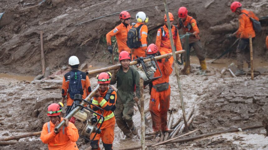 Tim SAR gabungan melakukan upaya pencarian dan pertolongan korban longsor di Desa Pasirlangu, Kecamatan Cisarua, Kabupaten Bandung Barat, Jawa Barat, Senin (26/1/2026). Foto: Ist