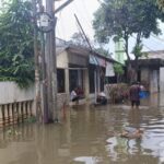 Banjir kembali melanda Tangerang Raya. Permukiman terendam, aktivitas warga lumpuh. Foto: Ipol.id/Vinolla Romadhona