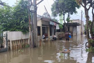 Banjir kembali melanda Tangerang Raya. Permukiman terendam, aktivitas warga lumpuh. Foto: Ipol.id/Vinolla Romadhona