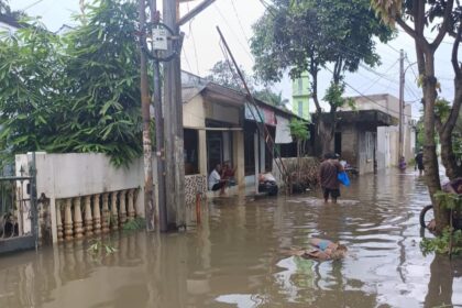 Banjir kembali melanda Tangerang Raya. Permukiman terendam, aktivitas warga lumpuh. Foto: Ipol.id/Vinolla Romadhona