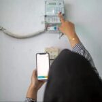 Ilustrasi pelanggan listrik prabayar mengisi token listrik secara mandiri. Melalui PLN Mobile, pembelian token menjadi lebih mudah dan pelanggan dapat memantau dan mengatur pemakaian listrik sesuai kebutuhan. Foto: Dok PLN