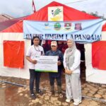 PT Pegadaian Kantor Wilayah X Jawa Barat menyalurkan bantuan kepada warga terdampak bencana tanah longsor di Kampung Pasirkuning, Desa Pasirlangu, Kecamatan Cisarua, Kabupaten Bandung Barat, Selasa (26/1/2026). Foto: Pegadaian