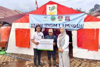 PT Pegadaian Kantor Wilayah X Jawa Barat menyalurkan bantuan kepada warga terdampak bencana tanah longsor di Kampung Pasirkuning, Desa Pasirlangu, Kecamatan Cisarua, Kabupaten Bandung Barat, Selasa (26/1/2026). Foto: Pegadaian