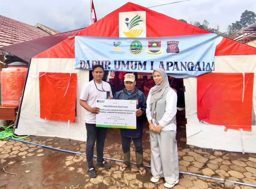 PT Pegadaian Kantor Wilayah X Jawa Barat menyalurkan bantuan kepada warga terdampak bencana tanah longsor di Kampung Pasirkuning, Desa Pasirlangu, Kecamatan Cisarua, Kabupaten Bandung Barat, Selasa (26/1/2026). Foto: Pegadaian