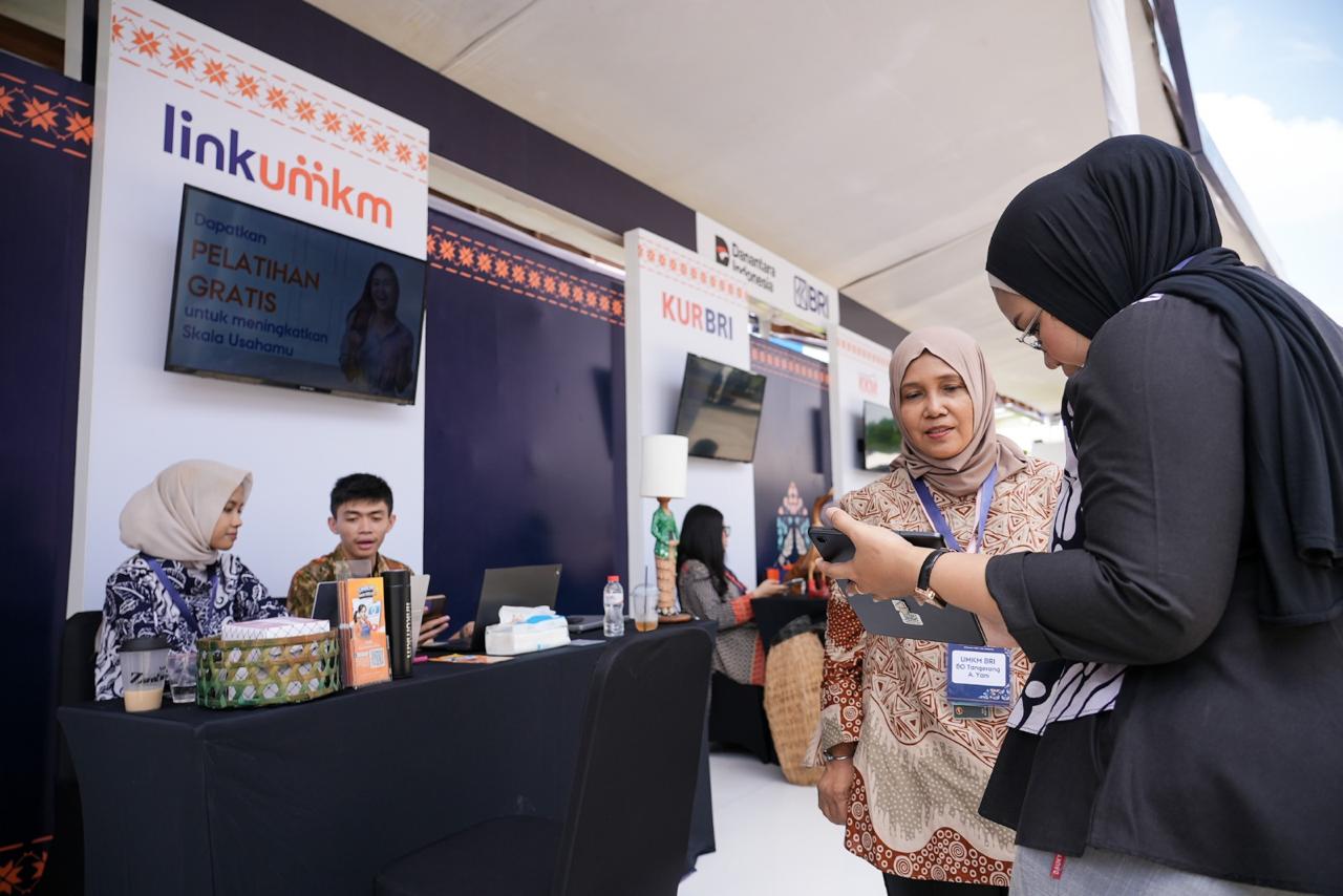 Sejak diluncurkan pada 2021, LinkUMKM telah menjembatani pelaku UMKM di seluruh Indonesia untuk  mendapatkan pelatihan usaha berbasis digital yang dirancang untuk menjawab kebutuhan nyata UMKM di berbagai daerah. Foto: Dok BRI