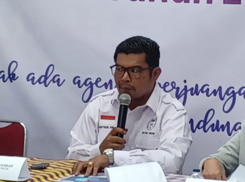 Ketua Komnas Perlindungan Anak (PA), Agustinus Sirait dan jajaran saat konfrensi pers Catatan Akhir Tahun 2025 di kantor Komnas PA, Kecamatan Pasar Rebo, Jakarta Timur, Selasa (27/1/2026). Foto: Joesvicar Iqbal/ipol.id