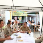 Wakil Wali Kota Jakarta Selatan, Ali Murthadho didampingi Camat Jagakarsa, Satia, Kasudin Perindustrian, Perdagangan, Koperasi, Usaha Kecil, dan Menengah (PPKUKM) Jakarta Selatan, Djaharuddin serta jajaran, saat meninjau Teras LA, Lenteng Agung, Jagakarsa, Selasa (27/1/2026). Foto: Joesvicar Iqbal/ipol.id