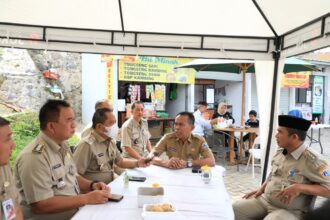 Wakil Wali Kota Jakarta Selatan, Ali Murthadho didampingi Camat Jagakarsa, Satia, Kasudin Perindustrian, Perdagangan, Koperasi, Usaha Kecil, dan Menengah (PPKUKM) Jakarta Selatan, Djaharuddin serta jajaran, saat meninjau Teras LA, Lenteng Agung, Jagakarsa, Selasa (27/1/2026). Foto: Joesvicar Iqbal/ipol.id