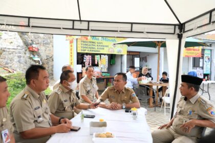 Wakil Wali Kota Jakarta Selatan, Ali Murthadho didampingi Camat Jagakarsa, Satia, Kasudin Perindustrian, Perdagangan, Koperasi, Usaha Kecil, dan Menengah (PPKUKM) Jakarta Selatan, Djaharuddin serta jajaran, saat meninjau Teras LA, Lenteng Agung, Jagakarsa, Selasa (27/1/2026). Foto: Joesvicar Iqbal/ipol.id