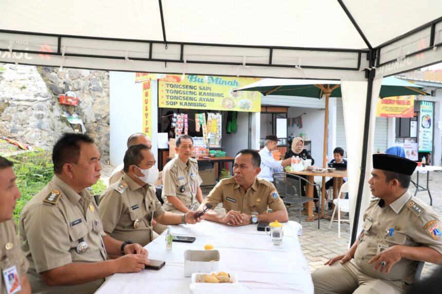 Wakil Wali Kota Jakarta Selatan, Ali Murthadho didampingi Camat Jagakarsa, Satia, Kasudin Perindustrian, Perdagangan, Koperasi, Usaha Kecil, dan Menengah (PPKUKM) Jakarta Selatan, Djaharuddin serta jajaran, saat meninjau Teras LA, Lenteng Agung, Jagakarsa, Selasa (27/1/2026). Foto: Joesvicar Iqbal/ipol.id