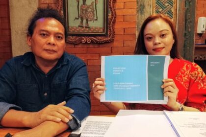 Kuasa hukum CV NCU, Deolipa Yumara, mendampingi Direktur Aset dan Operasional CV NCU, Pricelliyah Lilian, usai memenuhi undangan Rapat Dengar Pendapat (RDP) Komisi XI DPR RI di Kompleks Parlemen, Senayan, Jakarta Pusat, Selasa (27/1/2026). Foto: Ist