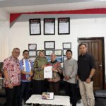 (kiri ke kanan) Perwakilan GSPS Telkom Christianus Kartiko, Kepala Sekolah SMA Telkom Bandung Tedi Sugiarto, Global Strategic Partnership Project Leader Telkom Detriana Margita Sari, Vice President Primary Secondary Education Management Yayasan Pendidikan Telkom Kamariah Latief, Kepala Sekolah SMK Telkom Malang Rahmat Dwi Jatmiko, dan Kepala Sekolah SMK Telkom Purwokerto Aris Puji Santoso dalam kegiatan Workshop untuk Penguatan Value Proposition SMK Telkom melalui kolaborasi Global Strategic Partnership Telkom dengan Yayasan Pendidikan Telkom (YPT) di Malang, Jumat (23/1). Foto: Telkom Indonesia