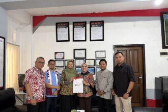 (kiri ke kanan) Perwakilan GSPS Telkom Christianus Kartiko, Kepala Sekolah SMA Telkom Bandung Tedi Sugiarto, Global Strategic Partnership Project Leader Telkom Detriana Margita Sari, Vice President Primary Secondary Education Management Yayasan Pendidikan Telkom Kamariah Latief, Kepala Sekolah SMK Telkom Malang Rahmat Dwi Jatmiko, dan Kepala Sekolah SMK Telkom Purwokerto Aris Puji Santoso dalam kegiatan Workshop untuk Penguatan Value Proposition SMK Telkom melalui kolaborasi Global Strategic Partnership Telkom dengan Yayasan Pendidikan Telkom (YPT) di Malang, Jumat (23/1). Foto: Telkom Indonesia