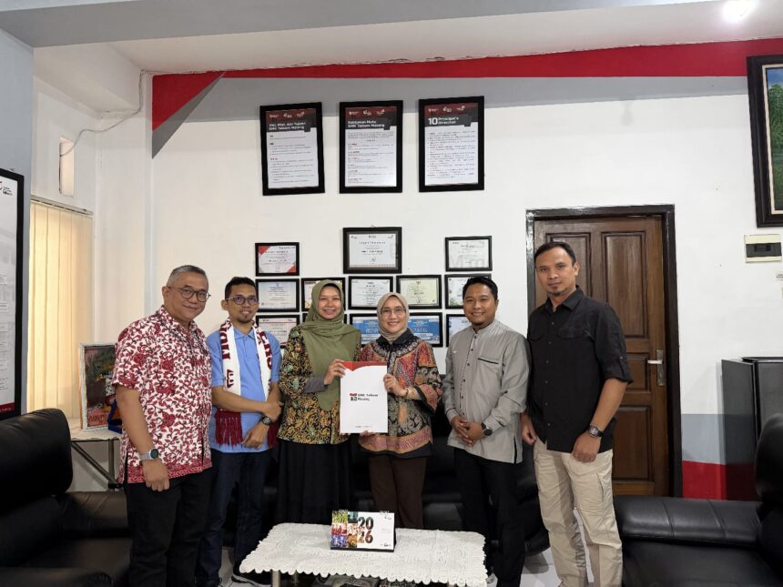 (kiri ke kanan) Perwakilan GSPS Telkom Christianus Kartiko, Kepala Sekolah SMA Telkom Bandung Tedi Sugiarto, Global Strategic Partnership Project Leader Telkom Detriana Margita Sari, Vice President Primary Secondary Education Management Yayasan Pendidikan Telkom Kamariah Latief, Kepala Sekolah SMK Telkom Malang Rahmat Dwi Jatmiko, dan Kepala Sekolah SMK Telkom Purwokerto Aris Puji Santoso dalam kegiatan Workshop untuk Penguatan Value Proposition SMK Telkom melalui kolaborasi Global Strategic Partnership Telkom dengan Yayasan Pendidikan Telkom (YPT) di Malang, Jumat (23/1). Foto: Telkom Indonesia